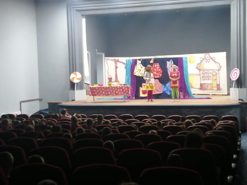 Представа Позоришта “Јеленица” у биоскопској сали